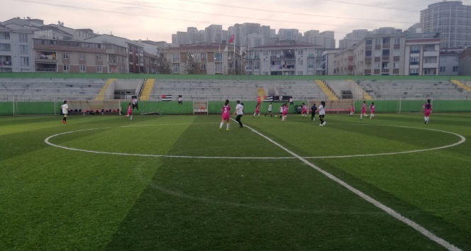 Esenyurt’ta kadına şiddete farkındalık için kadınlar arası futbol maçı