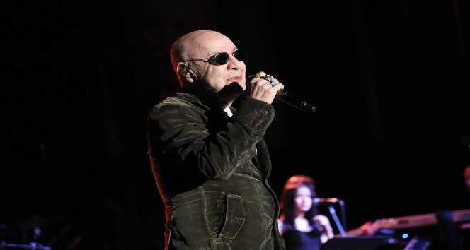 Mazhar Alanson, şarkılarını öğretmenler için söyledi