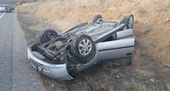 Kontrolden çıkan otomobil şarampole yuvarlandı: 1 hafif yaralı