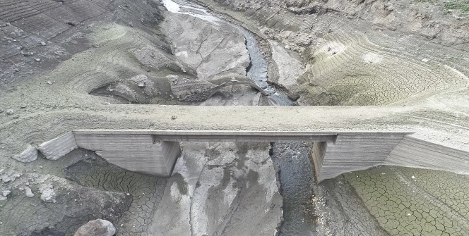 Barajın suyu çekilince eski köprüler 20 yıl sonra gün yüzüne çıktı!