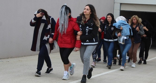 Antalya’da "jigolo yapma" vaadiyle dolandırıcılık: 19 gözaltı