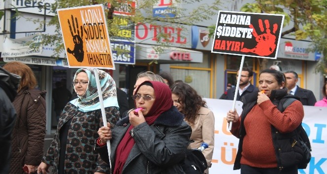 Kadına yönelik şiddete düdükle ’hayır’ dediler