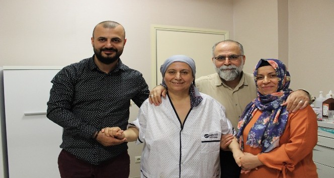 Kanser kadına aynı anda 11,5 saatlik 2 büyük operasyon