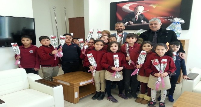 Öğrencilerden ağız ve diş sağlığı doktorlarına sürpriz ziyaret