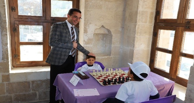 Öğrenciler satranç turnuvasında ter döktü