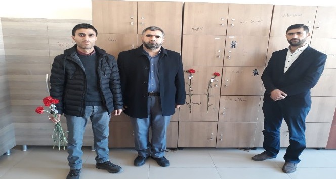 Trafik kazasında hayatını kaybeden öğretmenin dolabına karanfil asıldı