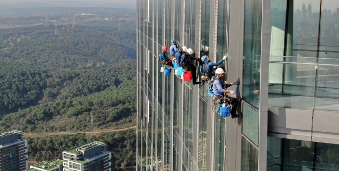 Dağcıların gökdelen mesaisi nefes kesti
