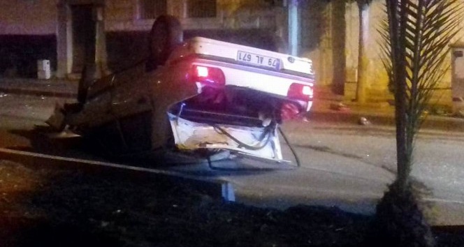 Refüje çarpan otomobilin sürücüsü yaralandı