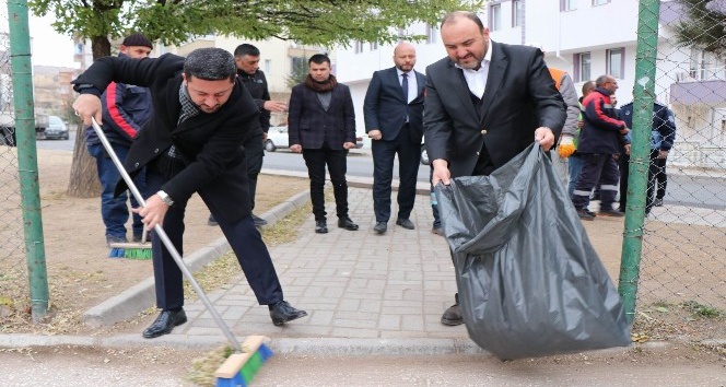 Nevşehir Belediye Başkanı Arı, mahalle temizliğine süpürge ile katıldı