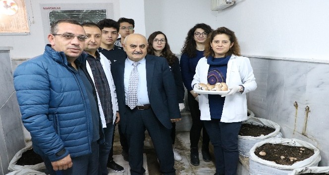 Arkadaşlarının eğitimine destek olmak için okulda mantar üretiyorlar