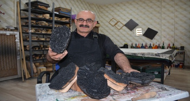 Yok olmaya yüz tutan yazmacılığı genç kuşaklara aktarıyor