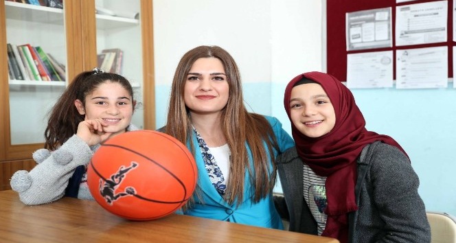 Mardin Büyükşehir Belediyesi’nden okullara top desteği