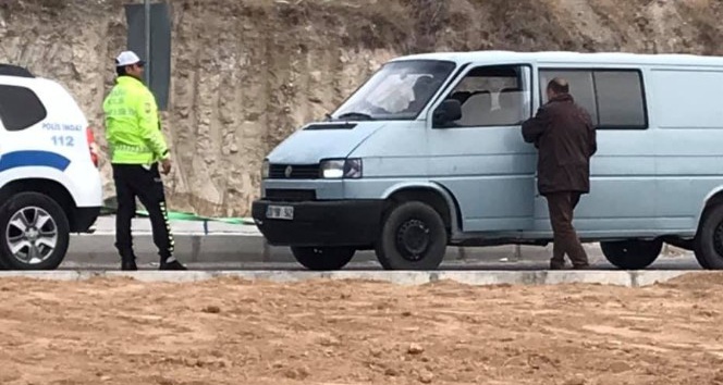 Trafik otosu yolda kalan aracı tamirciye kadar çekti