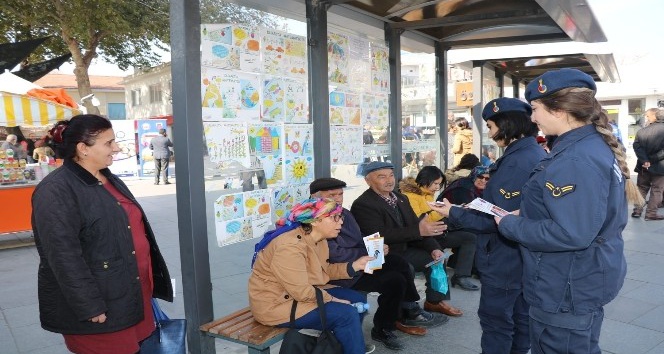 Jandarma, kadına şiddete dikkat çekmek için broşür dağıttı