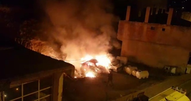 Kürtün’de hurda otomobil yangını korkuttu