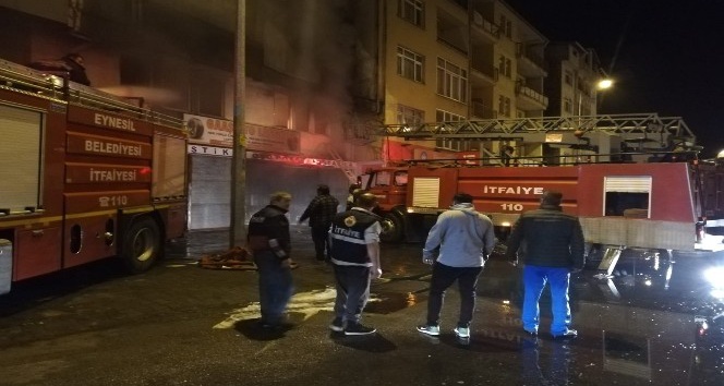 Dükkanı yandı, şoka giren çalışanını teselli etti