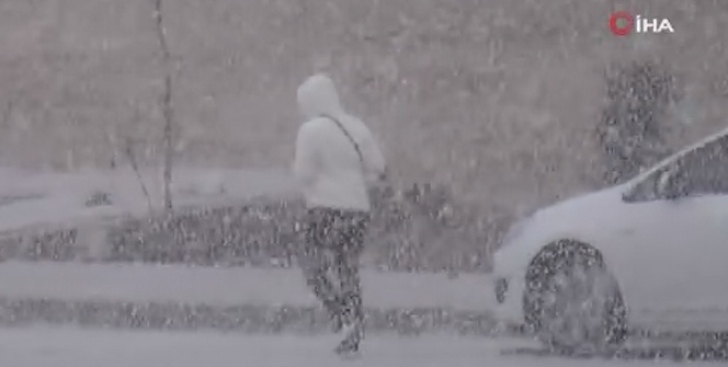 Lapa lapa kar yağdı! Her yer beyaza büründü