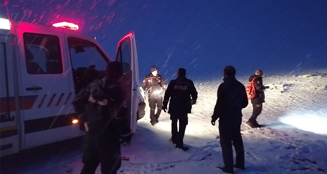 Kars&#039;ta kar yağışı ve sis nedeniyle kaybolan 2 kişi bulundu