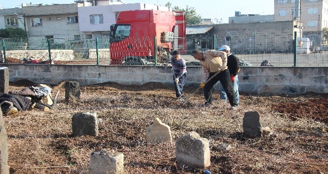 Kilis’te ecdadın yattığı tarihi mezarlıkların bakım ve onarımına başlandı