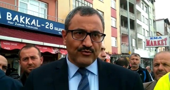 Giresun Valisi Harun Sarıfakıoğulları şiddetli yağıştan hasar gören Görele ilçesinin Çavuşlu beldesinde incelemelerde bulundu