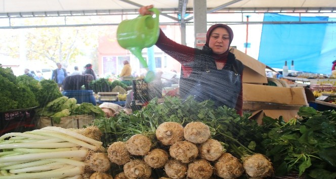 Uşak’ta semt pazarlarının gözdesi karnabahar ve lahana oldu
