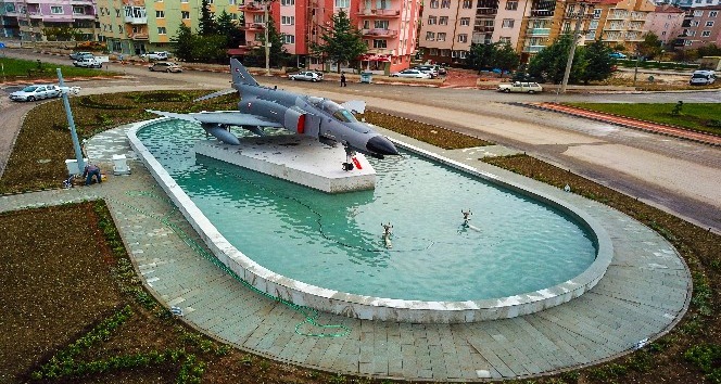 Şehit pilot Ayfer Gök’ün ismi, F-4 Fantom uçağı yerleştirilen kavşağa veriliyor