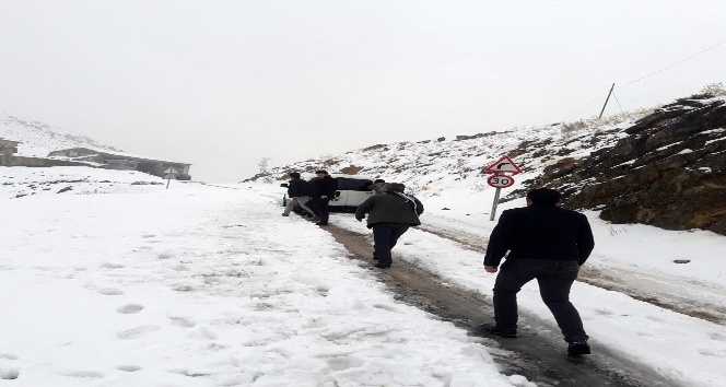 Kar yağdı sürücüler yolda mahsur kaldı