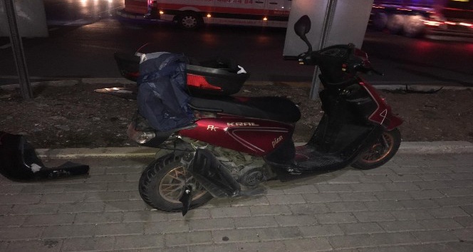 Frenleri tutmayan otomobilin çarptığı moto kuryeyi kaskı korudu