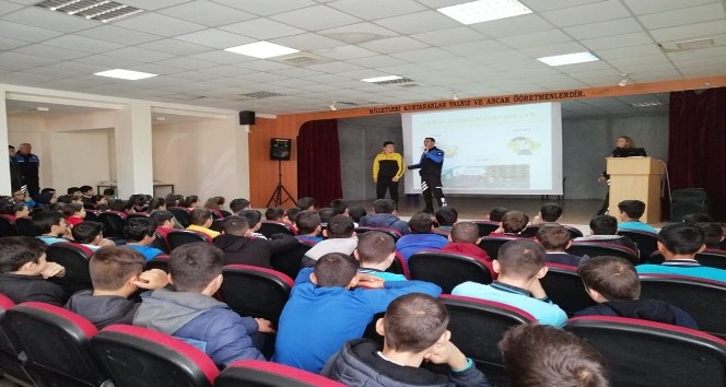 Öğrencilere, sosyal medya bağımlılığı anlatıldı