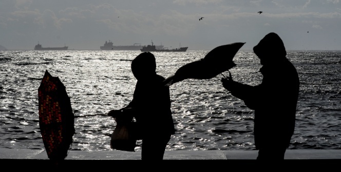 İstanbul'da şiddetli rüzgar nedeniyle şemsiyeler havada uçuştu