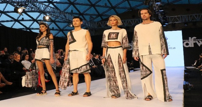 Fashion Week’te ünlü mankenler podyuma çıktı