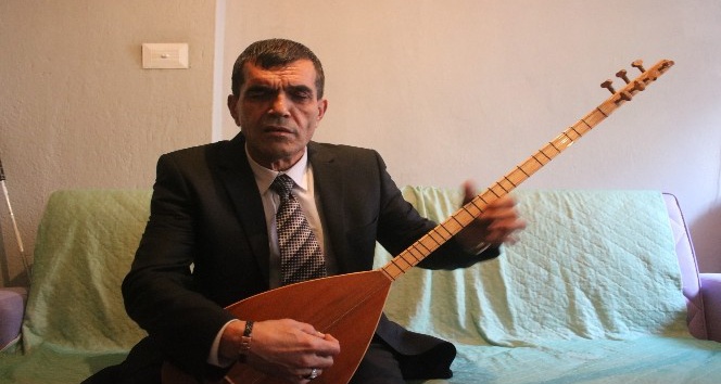 Görme yetisini yitirdi, hayata sazıyla tutundu