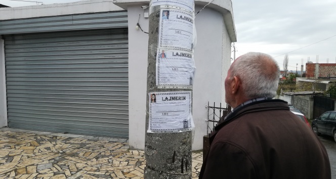 Arnavutluk'ta ölenlerin fotoğrafları elektrik direğinde