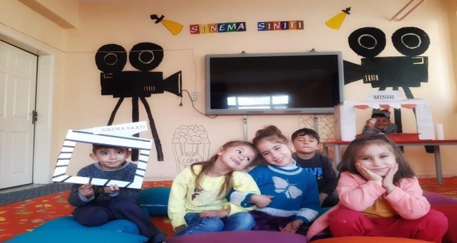 Uludere’de öğrencilere sinema sınıfı açıldı