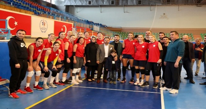 Başkan Arı’dan kadın voleybolculara baklava ikramı