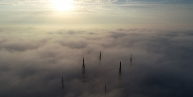 Merkez Camii'nde sis manzarası etkiledi