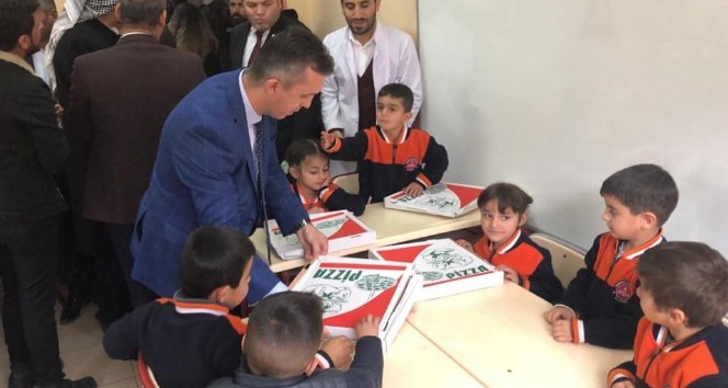 Sınır köylerinde okuyan öğrencilere pizza sürprizi