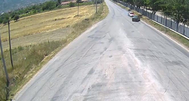 Isparta’da iki otomobilin kafa kafaya çarpışması kameralarda