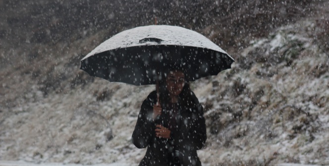 Lapa lapa kar yağdı! Her yer beyaza büründü