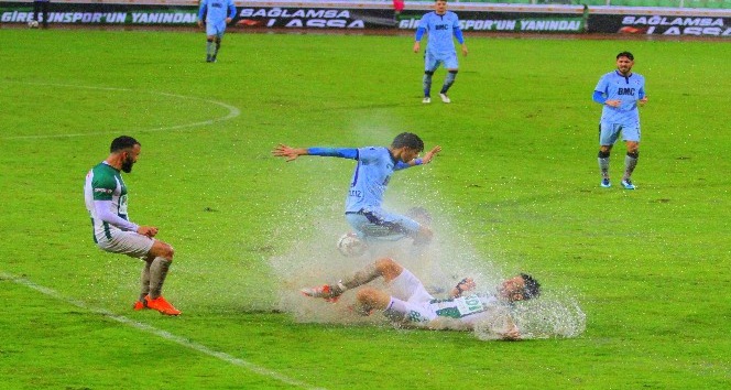 TFF 1. Lig: Giresunspor: 1 - Adana Demirspor: 0 (ilk yarı)