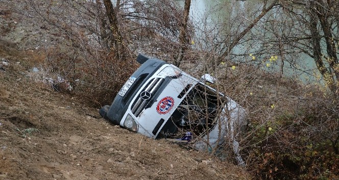 Hentbol takımını taşıyan minibüs kaza yaptı: 2 ölü, 15 yaralı