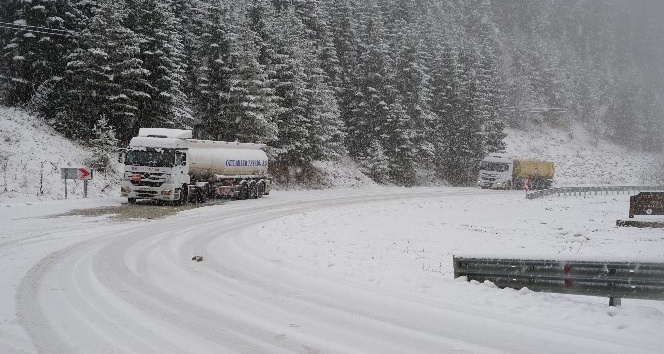 Aniden bastıran kar yağışına hazırlıksız yakalanan sürücüler zor anlar yaşadı