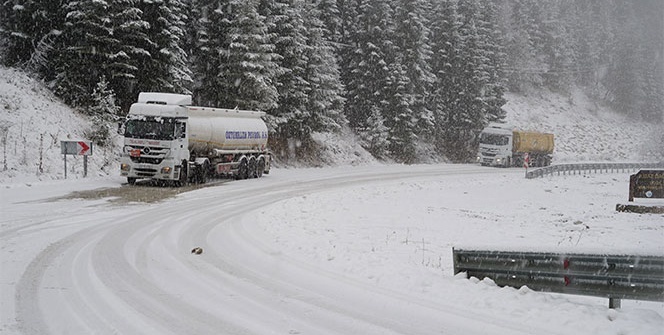 Aniden bastıran kar yağışına hazırlıksız yakalanan sürücüler zor anlar yaşadı