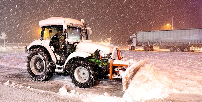 Erzincan'da ulaşıma kar ve tipi engeli