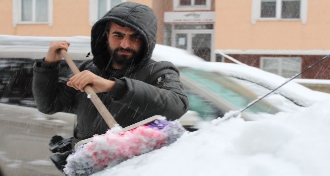 Erzurum’da kar hayatı felç etti