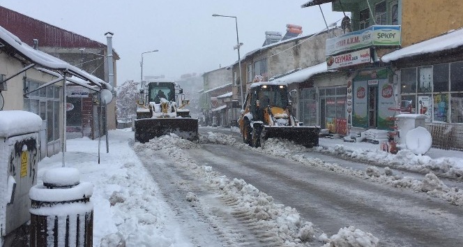 Karlıova’da kar yağdı, zorlu karla mücadele mesaisi başladı