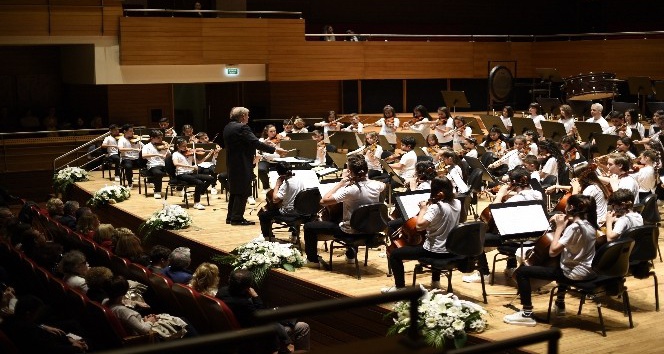 Yorglass Barış Çocuk Senfoni Orkestrası genç piyanist Can Çakmur’a eşlik etti