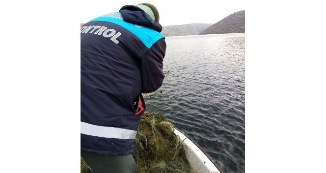 Kaçak av için gölete bırakılan bin 600 metrelik misina ağı imha edildi