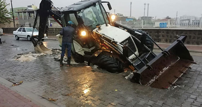 Viranşehir’de sağanak yağmurdan yol çöktü