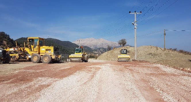 Kumluca’da Üçoluk-Kuzca grup yoluna bakım